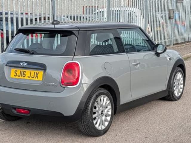 2016 MINI Cooper D, photo 2